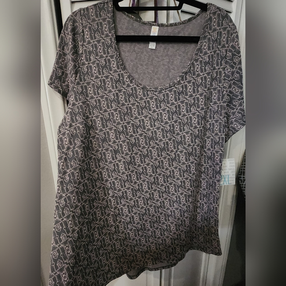 LuLaRoe NWT 2X Classic T